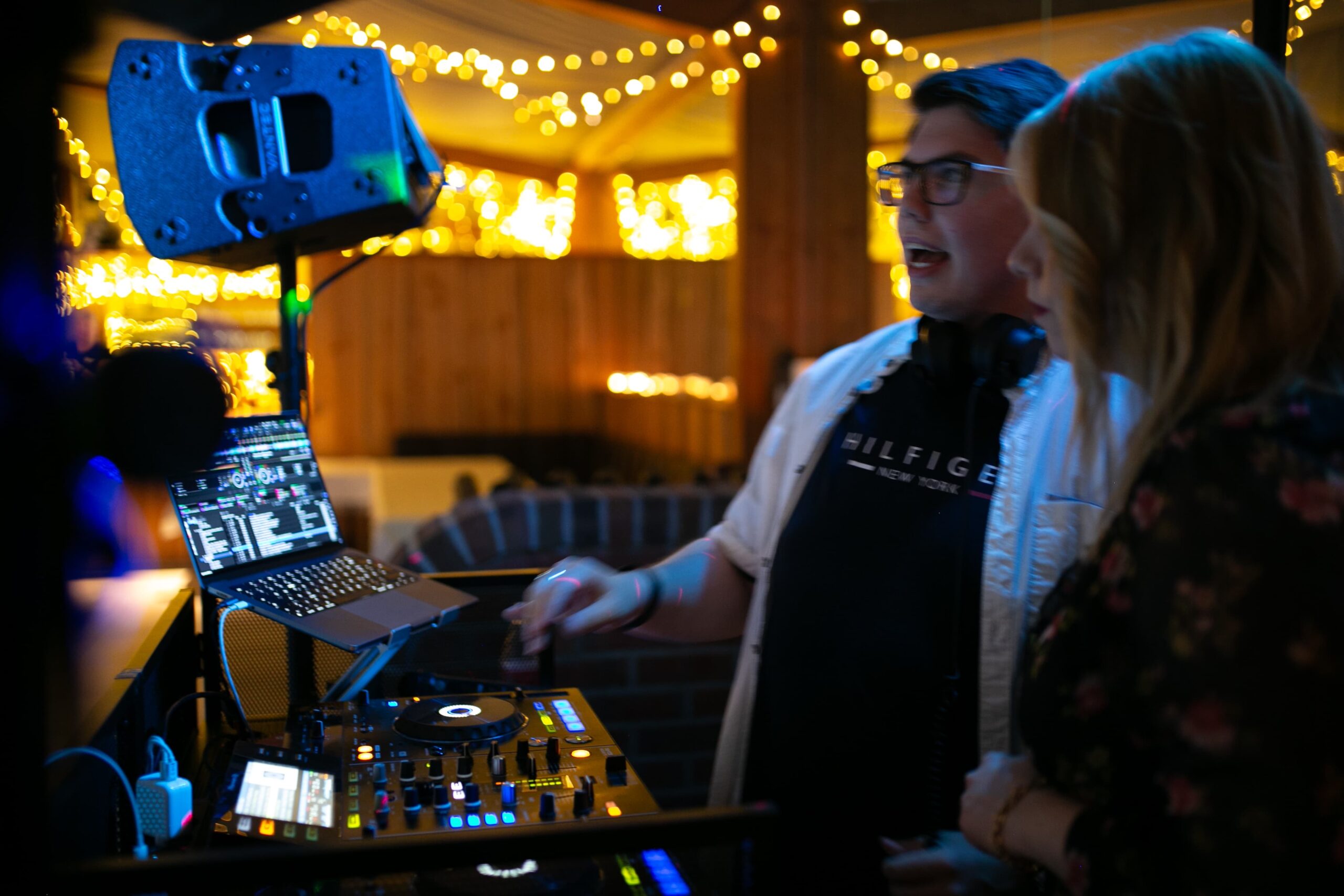 DJ unterhält sich mit Gast