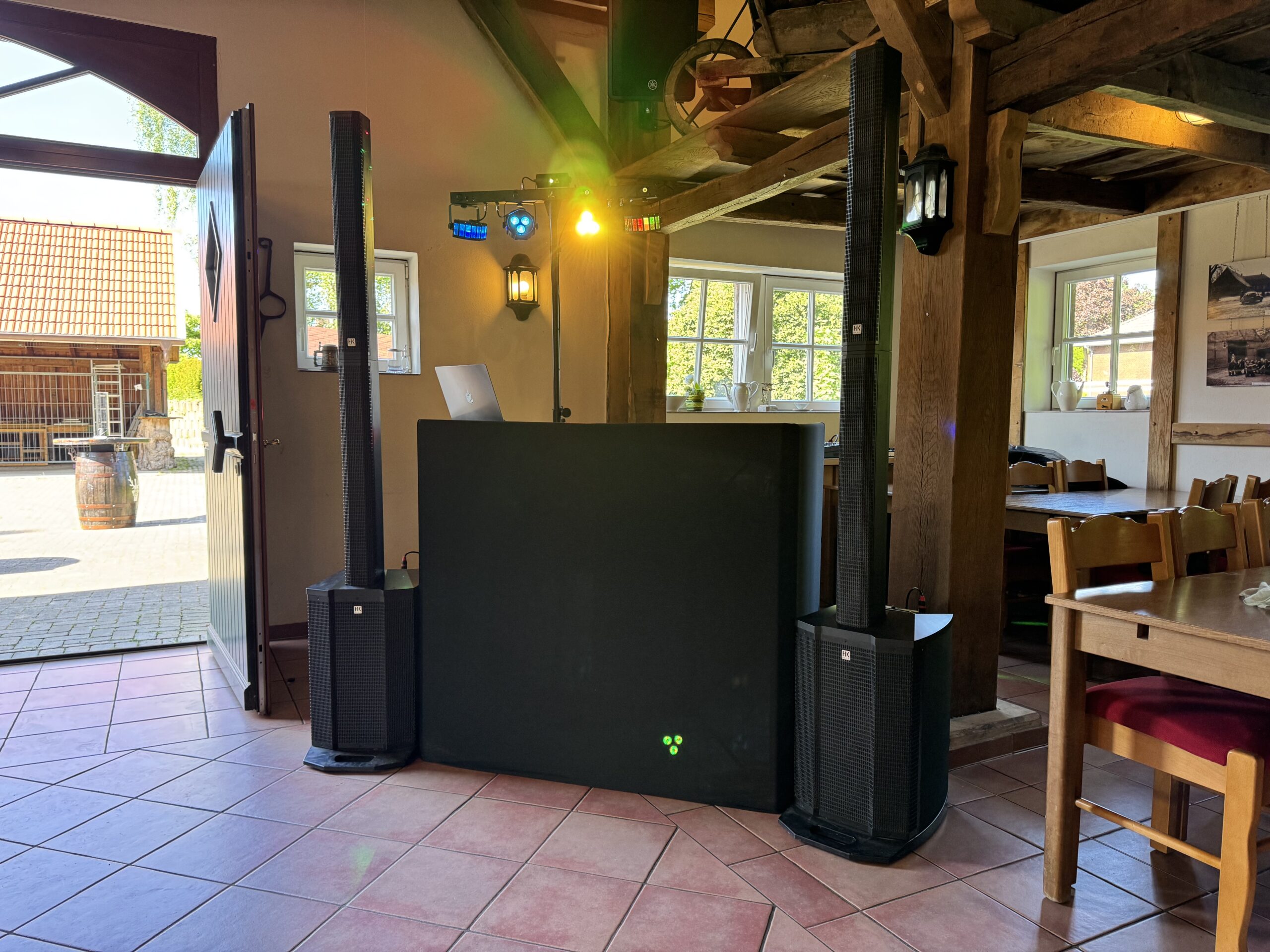 Aufbau eines DJ Pultes für einen Geburtstag in einer Scheune