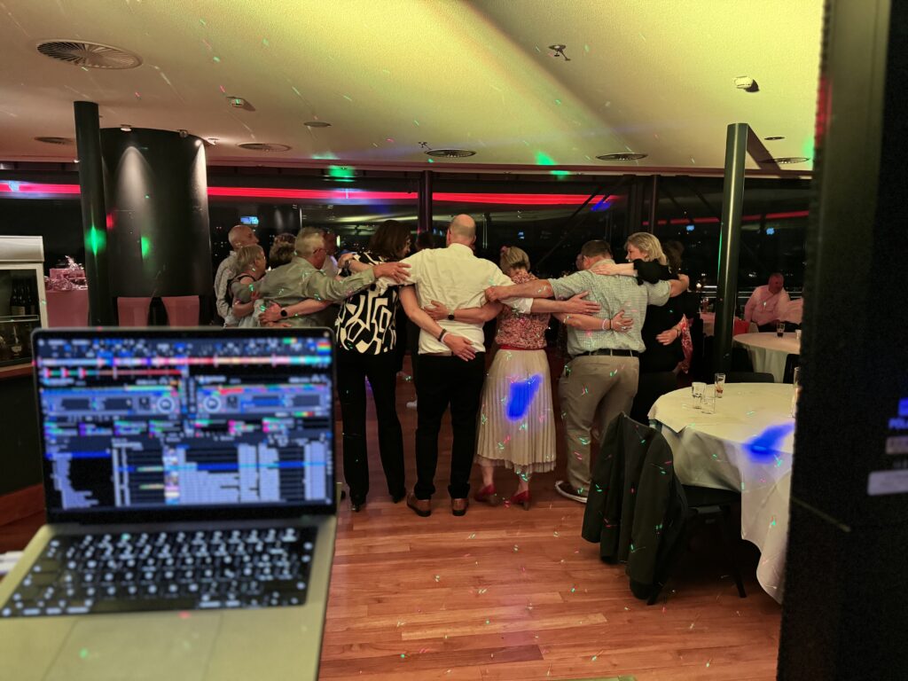 Menschen schunkeln auf der Tanzfläche in Bremen