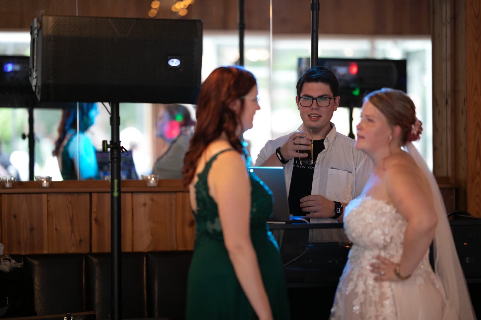 DJ unterhält sich mit Braut und Trauzeugin