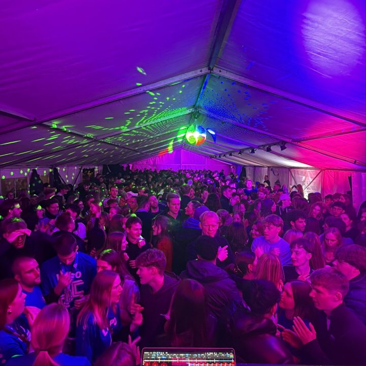 Volles Zelt bei einer Zeltfete in Marienhafe