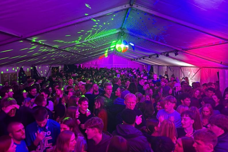 Volles Zelt bei einer Zeltfete in Marienhafe