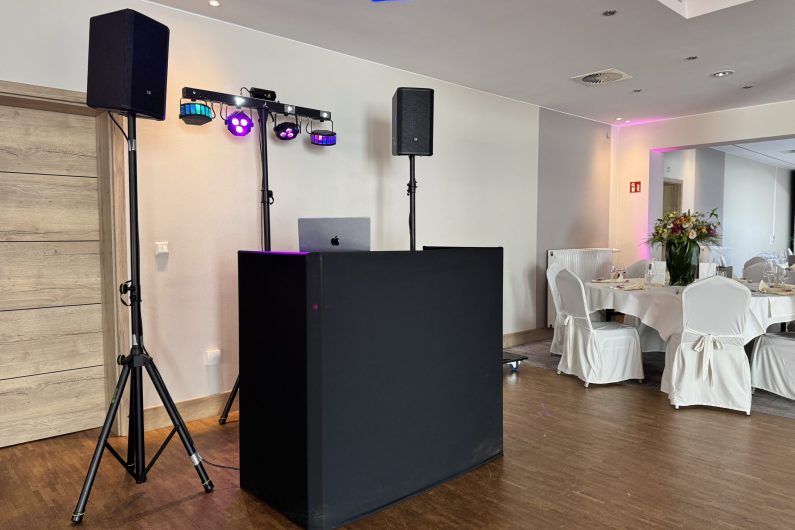 Großes DJ Pult mit etwas Ton und Lichttechnik für eine Hochzeit