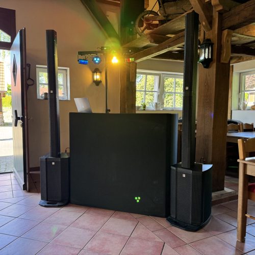 Aufbau eines DJ Pultes für einen Geburtstag in einer Scheune