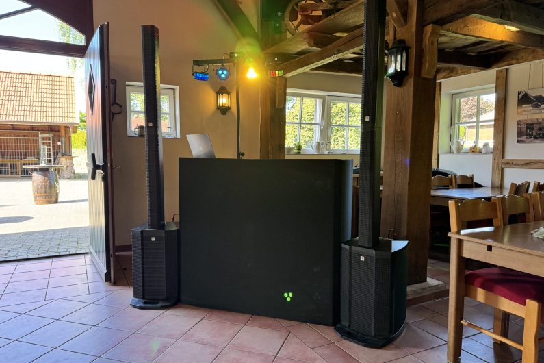 Aufbau eines DJ Pultes für einen Geburtstag in einer Scheune