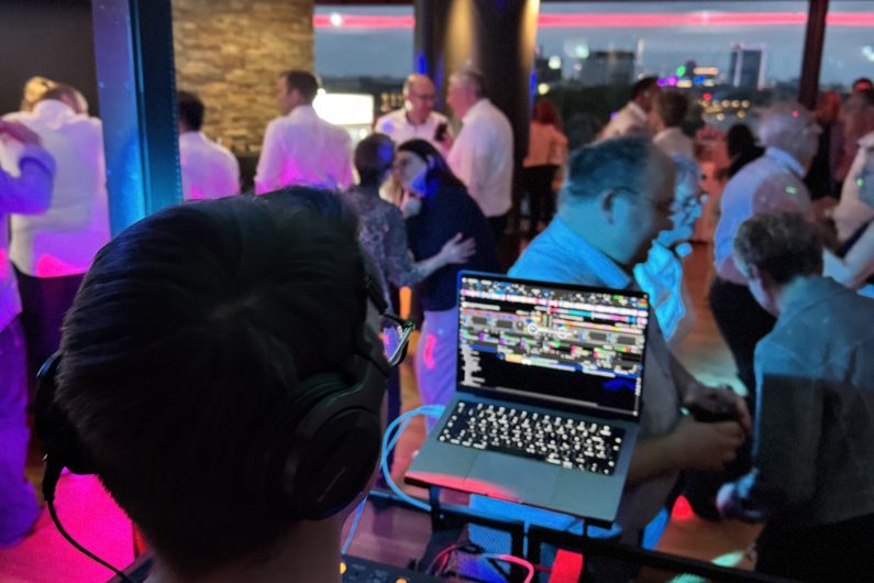 DJ liest das Publikum auf einer Hochzeit in Bremen
