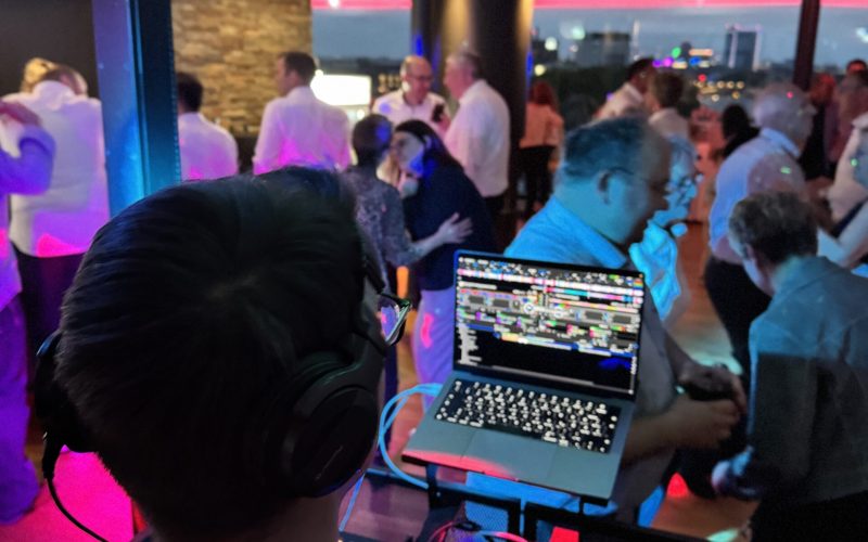 DJ liest das Publikum auf einer Hochzeit in Bremen