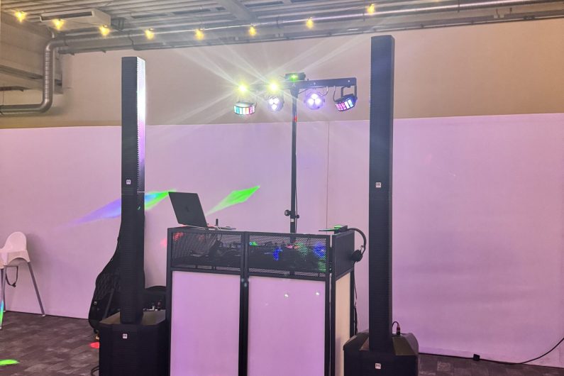 DJ Pult einer Hochzeit mit Licht und Ton