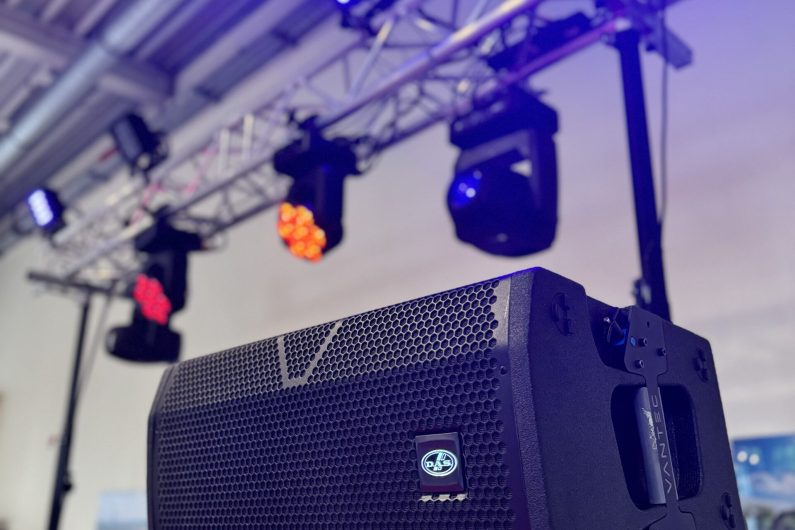 DAS Audio Vantec 20A und Traversen mit Lichttechnik