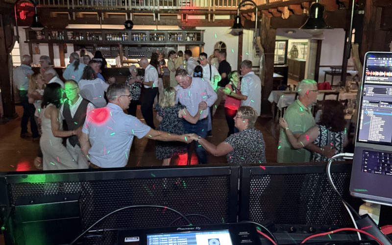 Ältere Menschen tanzen Paartanz auf der Tanzfläche, DJ Pult im Vordergrund