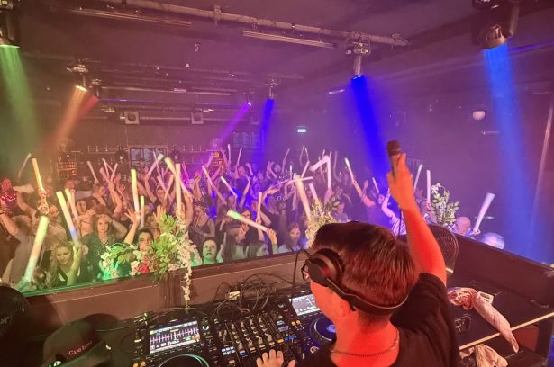 DJ feuert Menschenmenge an in Oldenburg