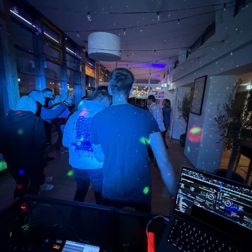 Gäste tanzen auf einer Firmenfeier in Emden