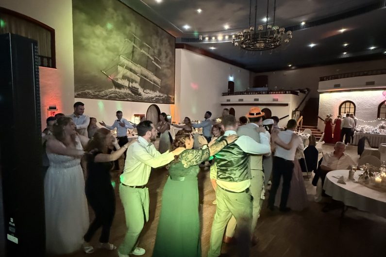 Polonaise auf einer Hochzeit durch den Saal