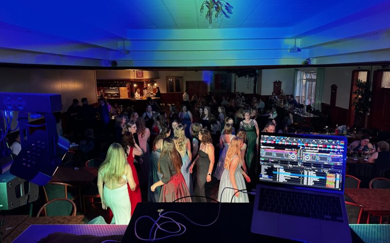 Feiernde Mädchen auf einem Abiball, DJ Pult im Vordergrund