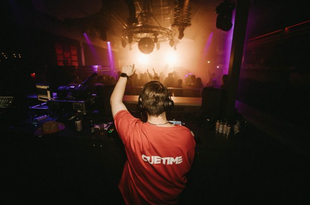 Cuetime im Joker in Lingen am Auflegen, feiernde Menge im Hintergrund