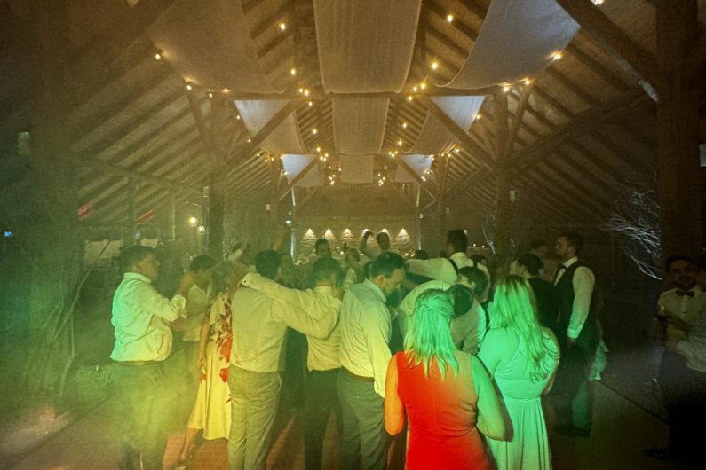 Feiernde Personen im Schein der Tanzflächenbeleuchtung