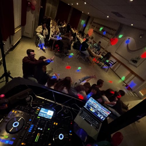 Tanzende Personen auf einem Geburtstag, DJ Pult unten links in der Ecke